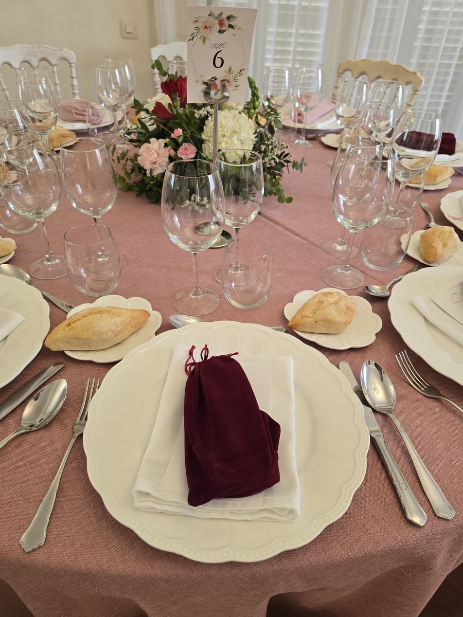 Cristalería y cubertería dispuestas en una mesa de celebración en Sevilla