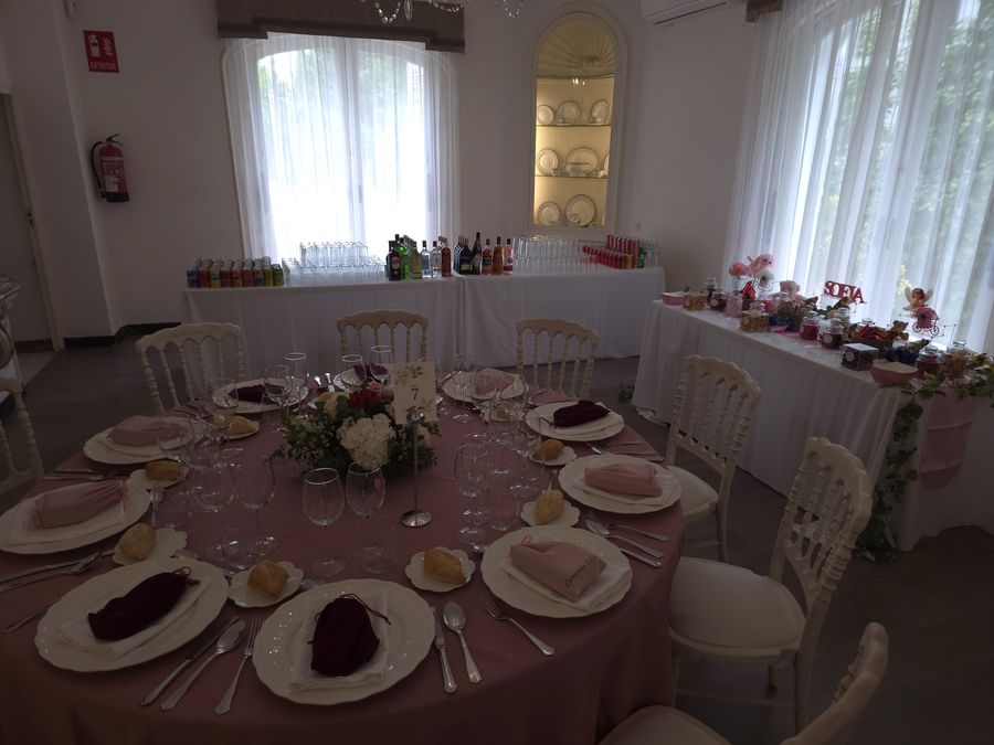Mesa presidencial vestida y decorada para una celebración familiar en Sevilla