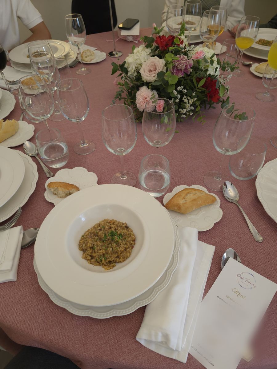 Mesa servida con arroz, pan y cristalería en una celebración en Sevilla