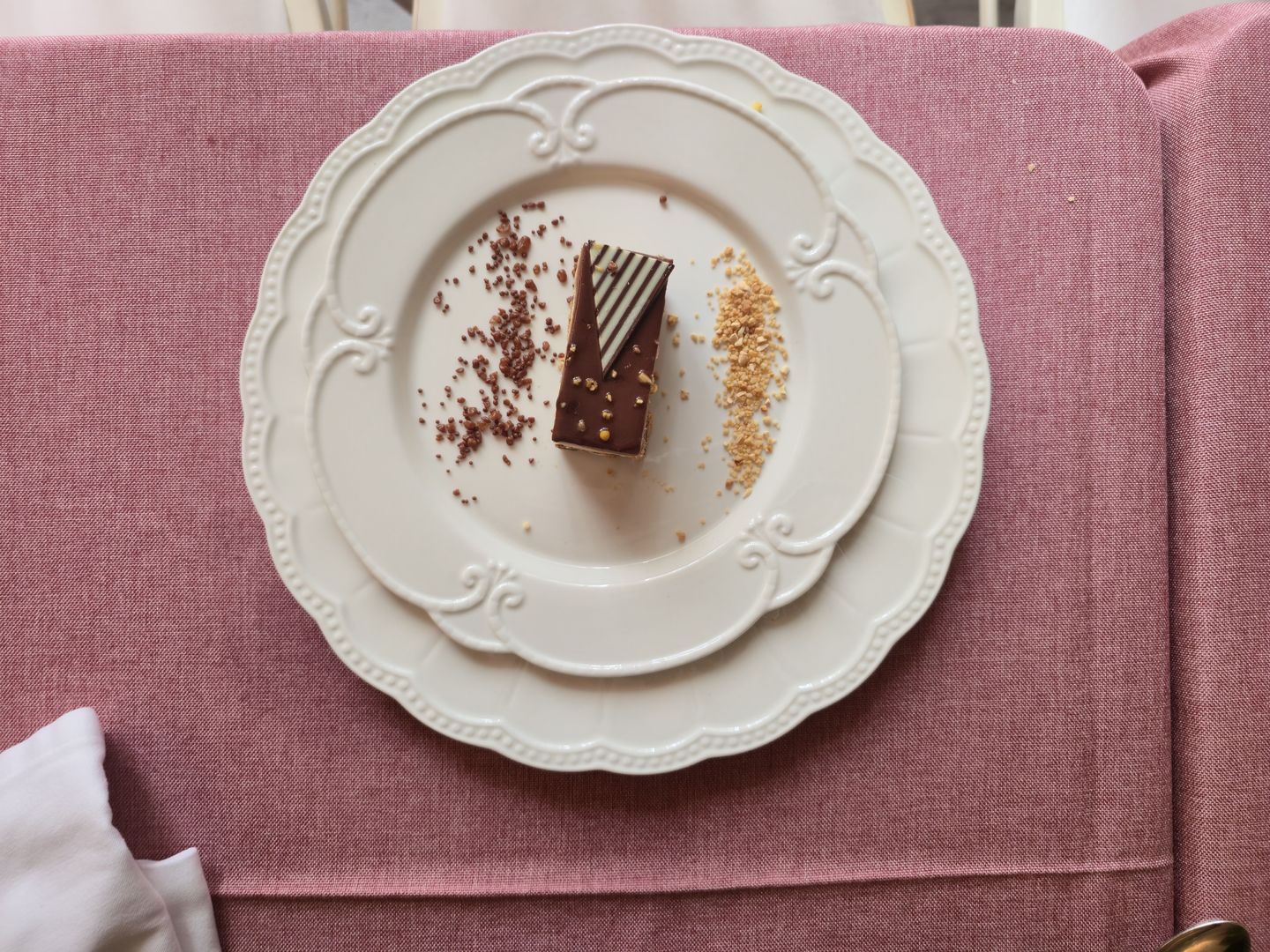 Postre de chocolate emplatado sobre vajilla de porcelana en un catering en Sevilla