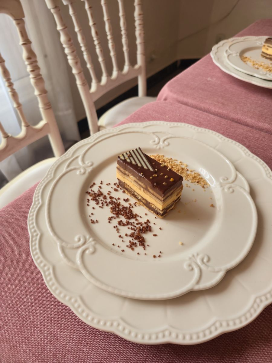 Postre servido en la mesa durante una celebración en una finca de Sevilla