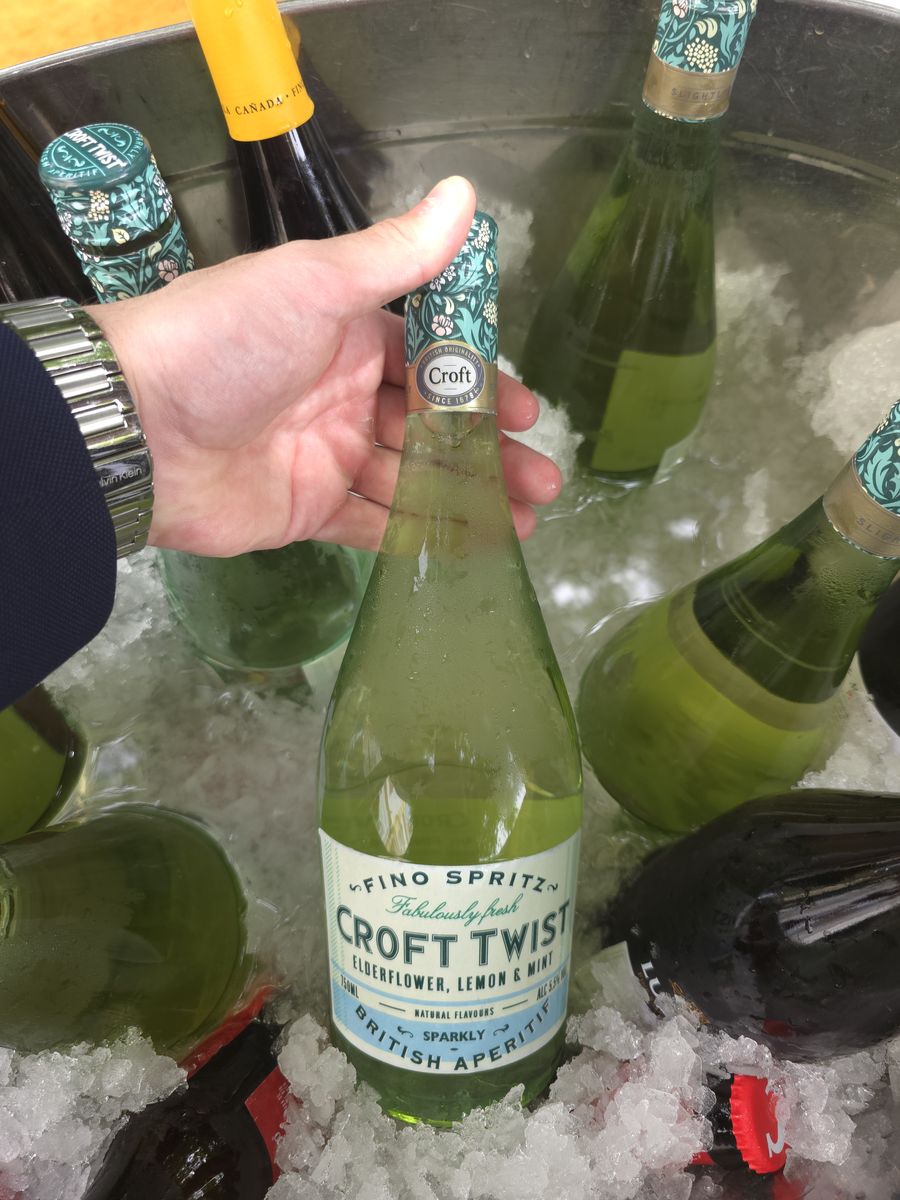 Botellas de vino blanco y aperitivos enfriándose en hielo durante el servicio