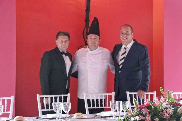 Parte del equipo de Pablo Fernández Catering durante un evento en Sevilla
