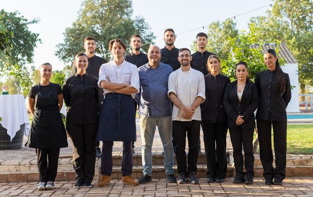El equipo de Pablo Fernández Catering fotografiado al aire libre antes de un evento