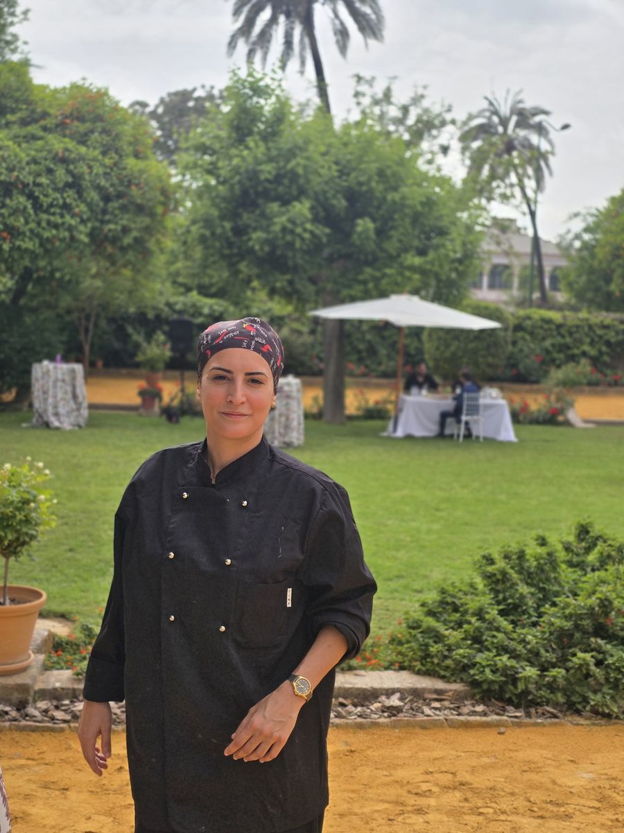 Integrante del equipo de Pablo Fernández Catering en el jardín de la finca